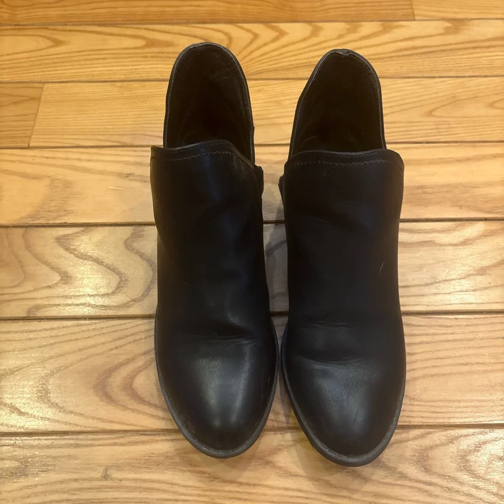 Universal Thread Size 8 Faux Leather Nora V-Cut Black Ankle Booties - Picture 4 of 8